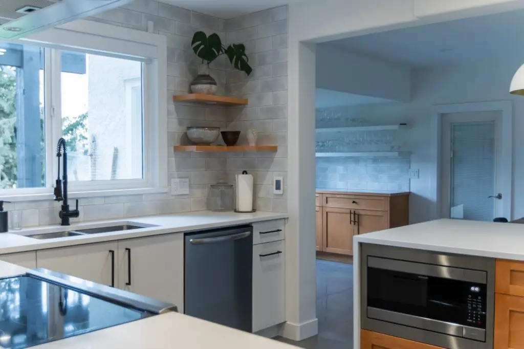 Laminate vs Quartz Countertops: Cost & Durability Compared 4 Modern kitchen with sleek design.