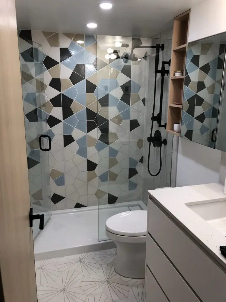 Modern vs Traditional Kitchens: Which One Is Right for You? 8 Modern bathroom with geometric tiles.
